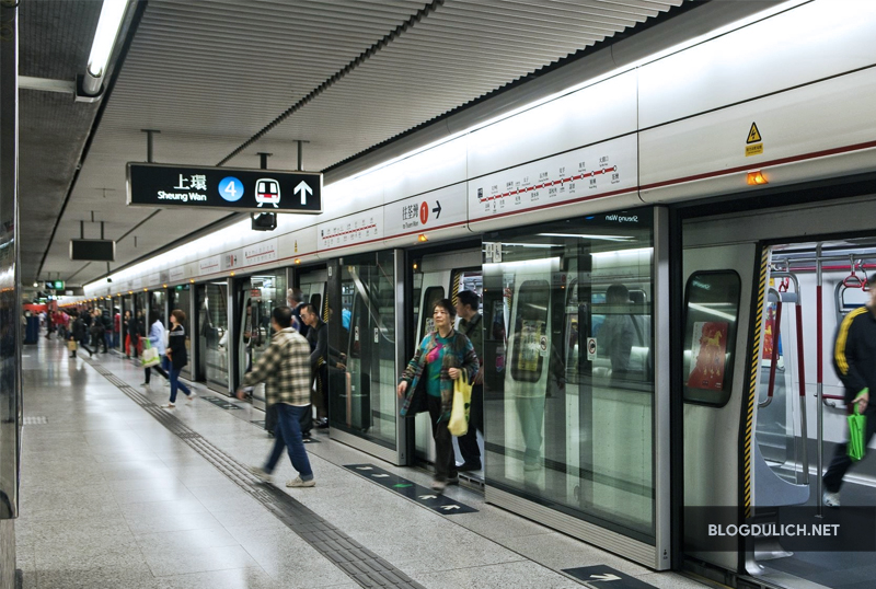 Tàu điện ngầm ở Hong Kong là giải pháp tuyệt vời để di chuyển khắp Hương Cảng.