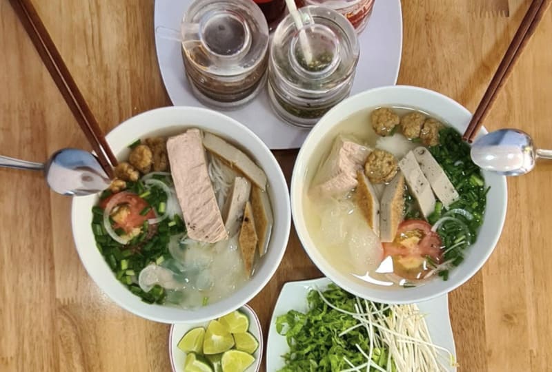 Tô bún chả cá nóng hổi